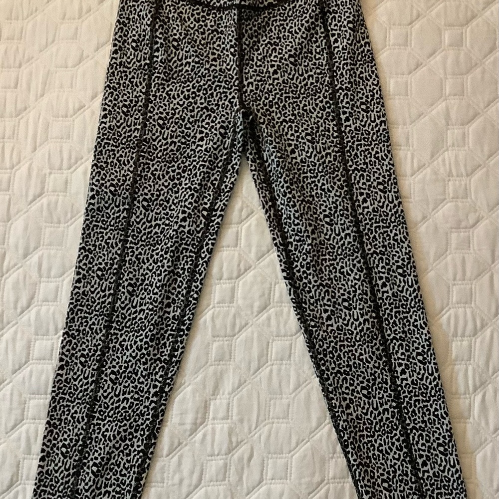 Lilly Pulitzer Black and White Patterned Woman’s leggings